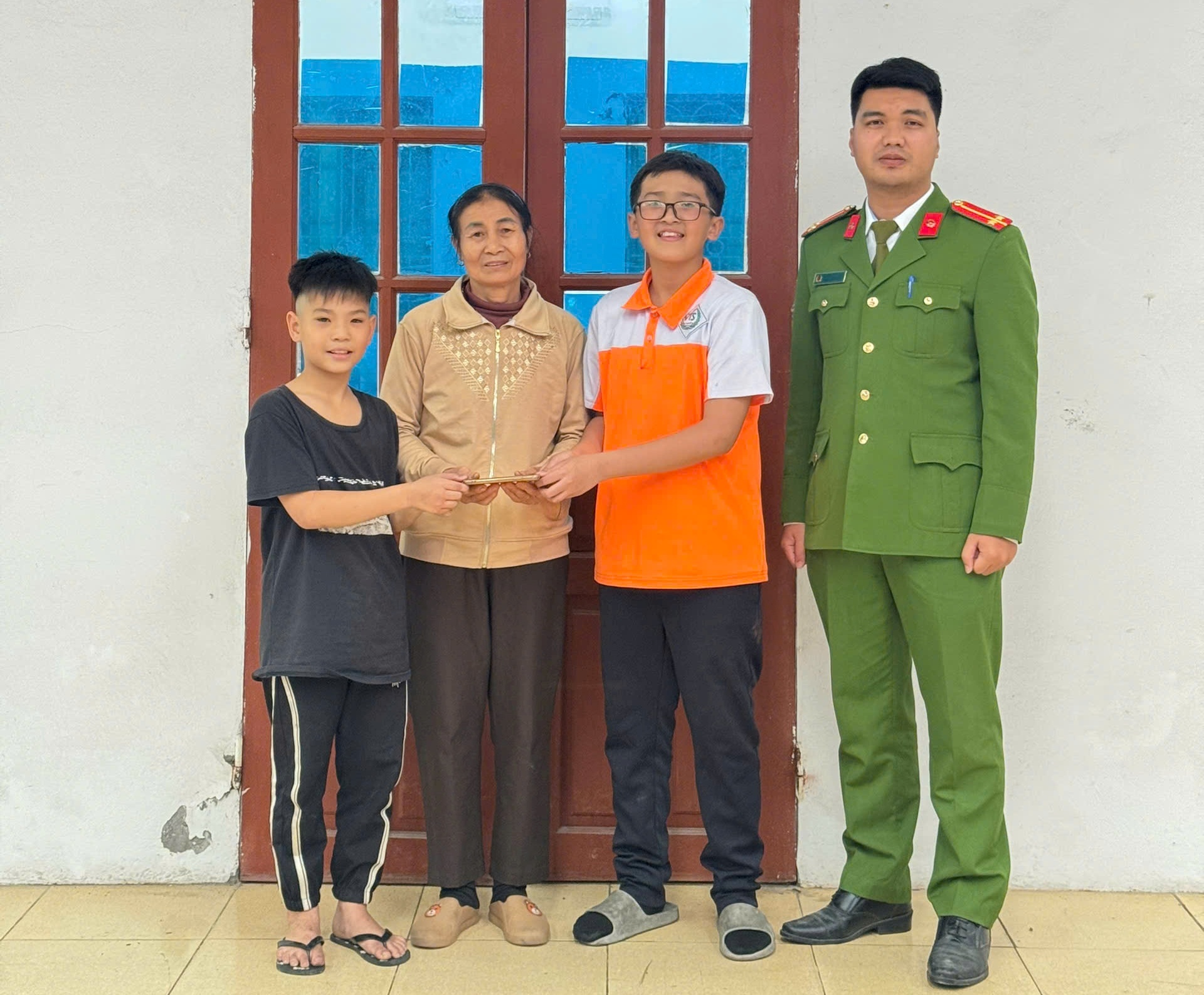 Công an phường Hải Dương: Biểu dương 02 em học sinh nhặt được tài sản, trả lại người bị mất